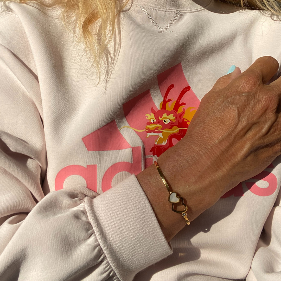 Bangle goud met twee hartjes en een kristal