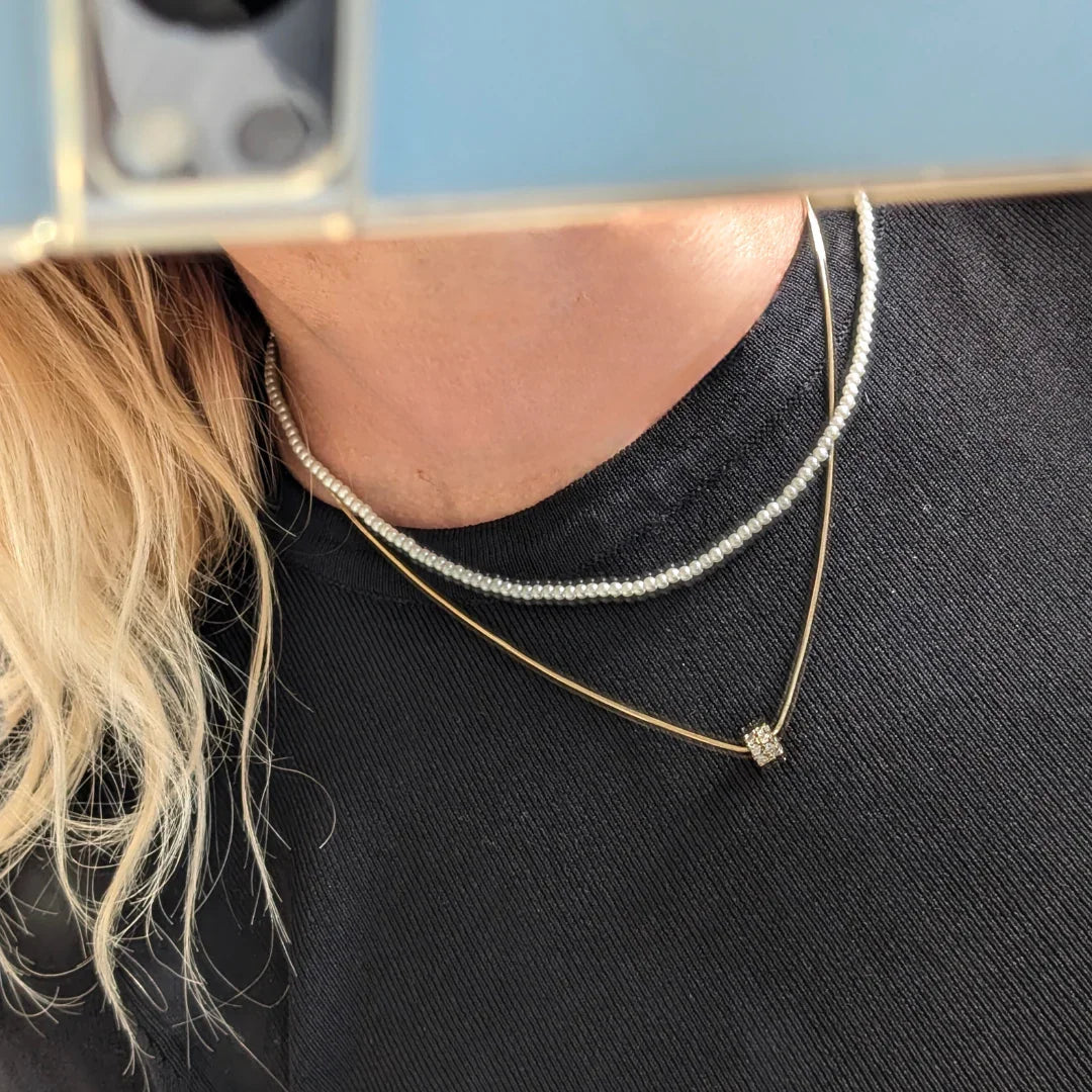 Dubbele gouden ketting met parels en een bedel met strass - Casa Jadel