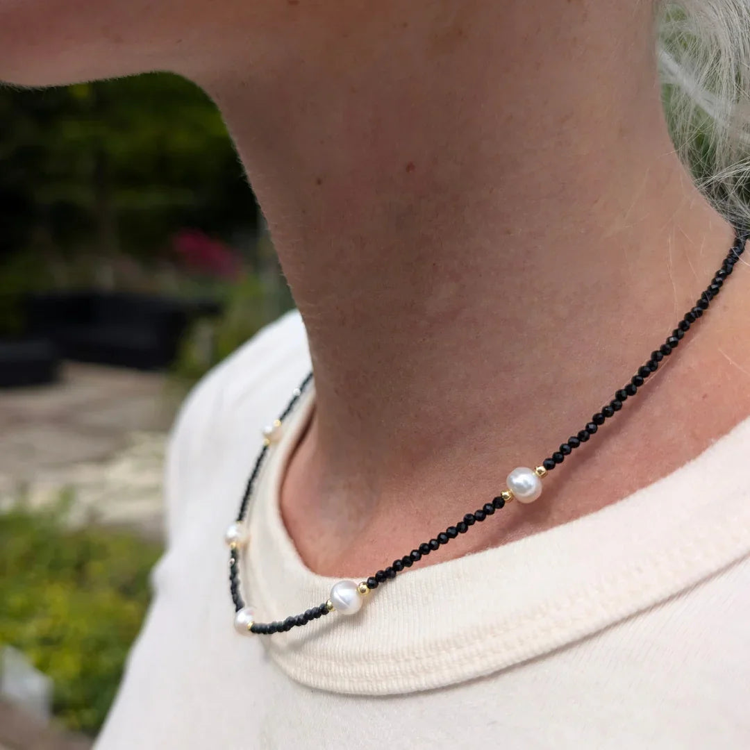 Zwarte kralenketting met 5 parels - Casa Jadel