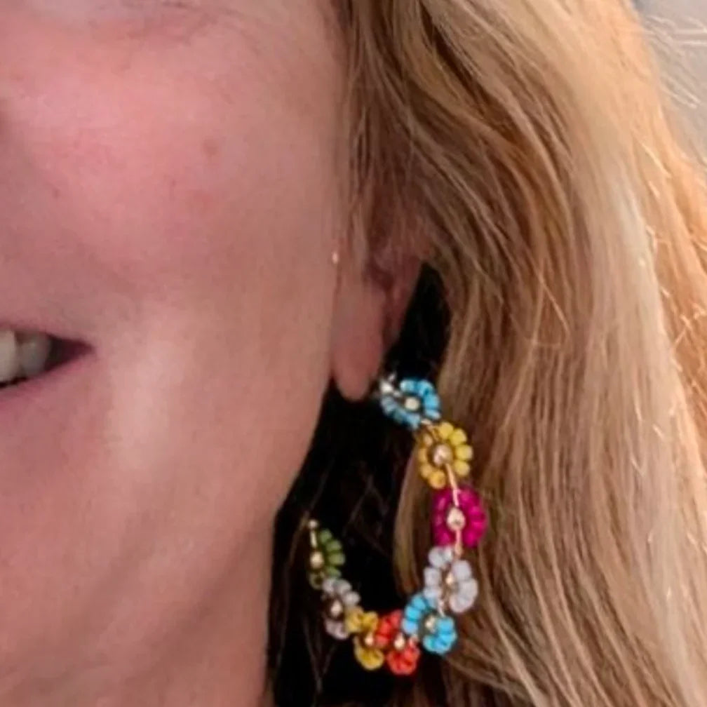 Oorringen met gekleurde bloemetjes van kraaltjes - Casa Jadel