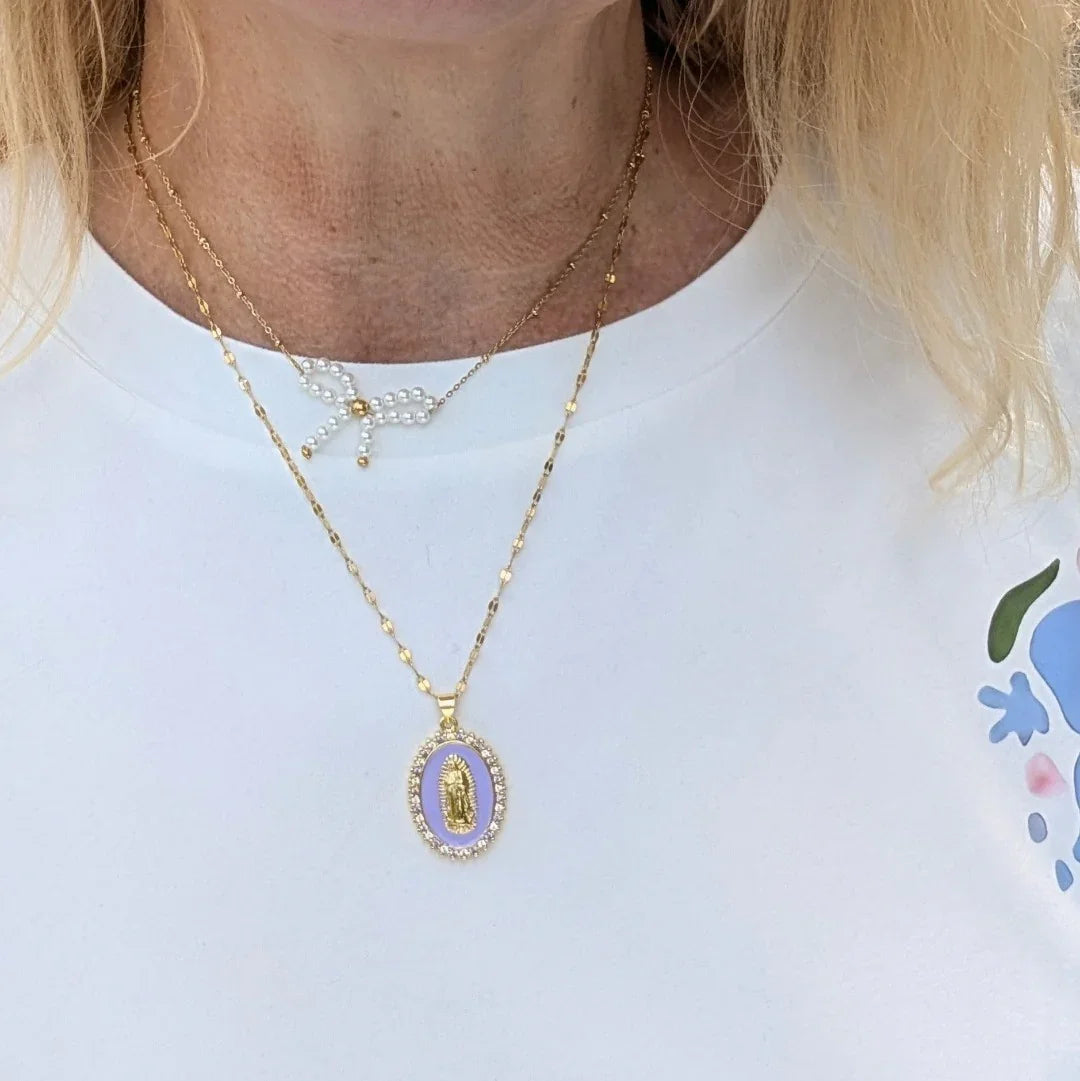 Fijne schakel ketting met balletjes en een parelkraal strik met goudkleurige details - Casa Jadel