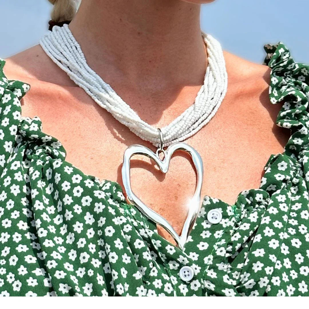 Multi ketting met kleine witte kraaltjes en groot zilveren hart - Casa Jadel