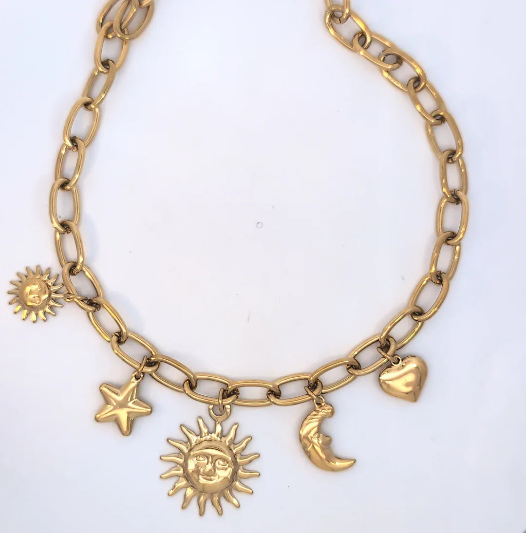 Setje gouden schakel ketting en armband met 5 bedels zon maan ster en hartje - Casa Jadel