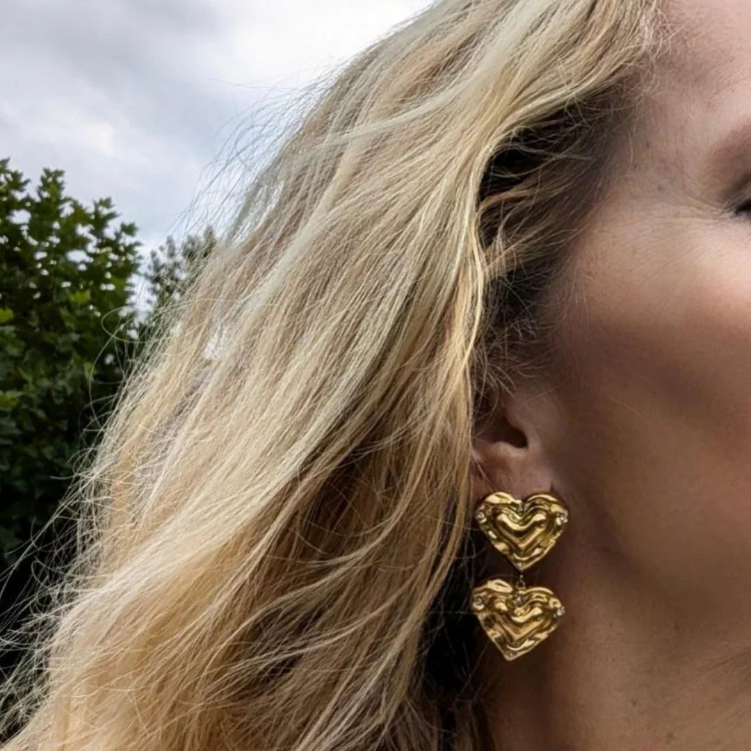 Gouden oorknopjes met dubbel holle hartjes met strass - Casa Jadel