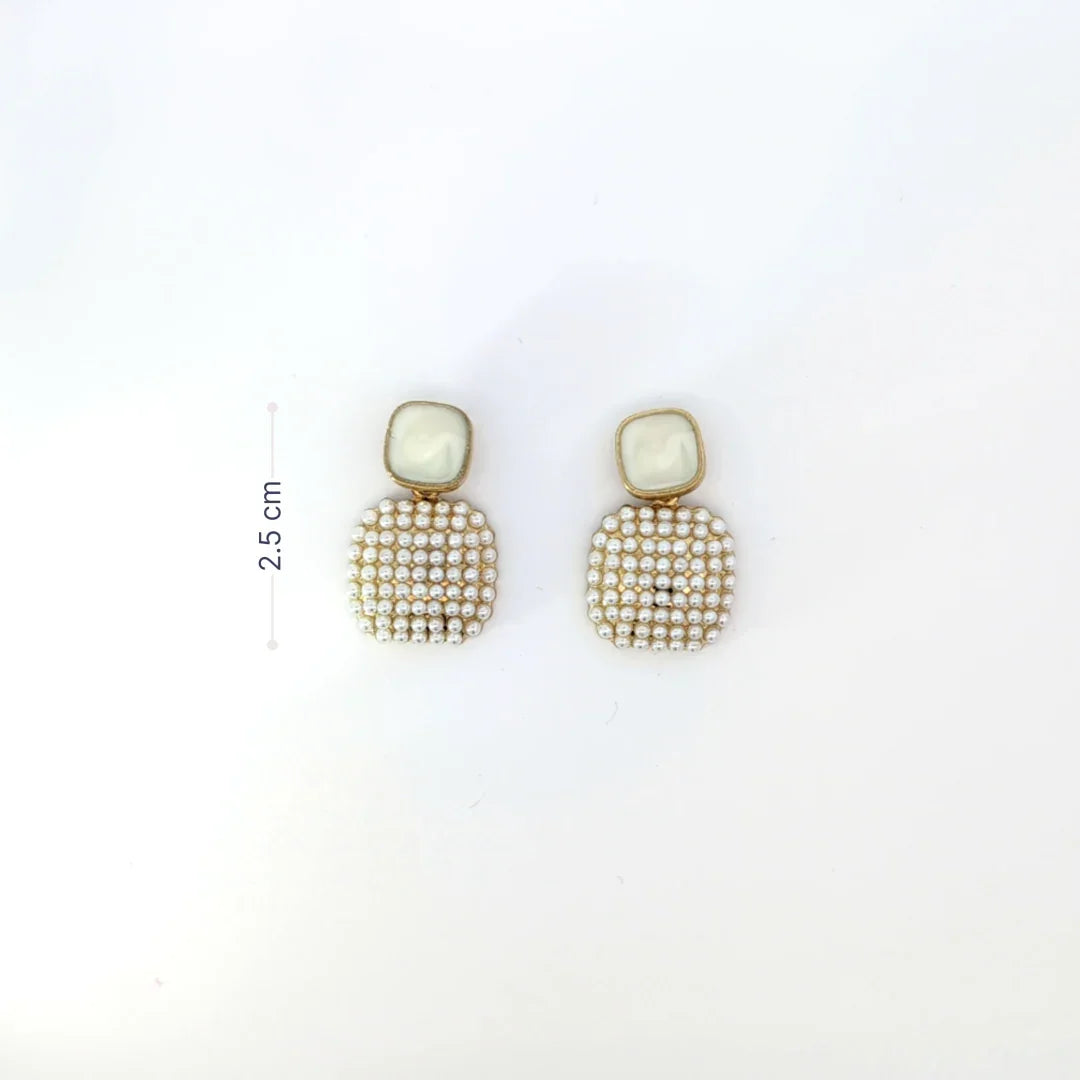 Oorknopjes met parelmoer en kleine parelkraaltjes - Casa Jadel