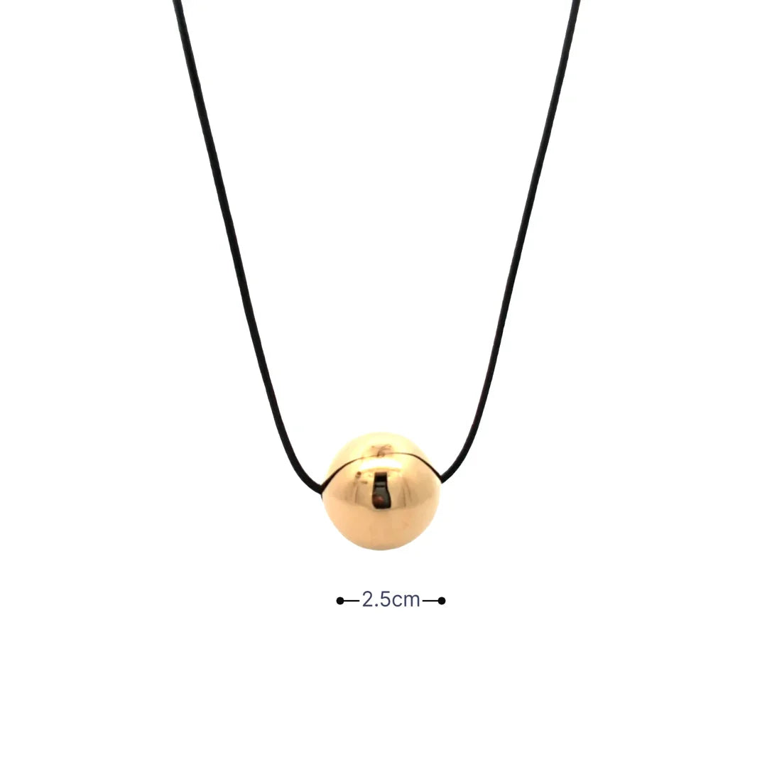 Zwart koord ketting met grote gouden bal - Casa Jadel