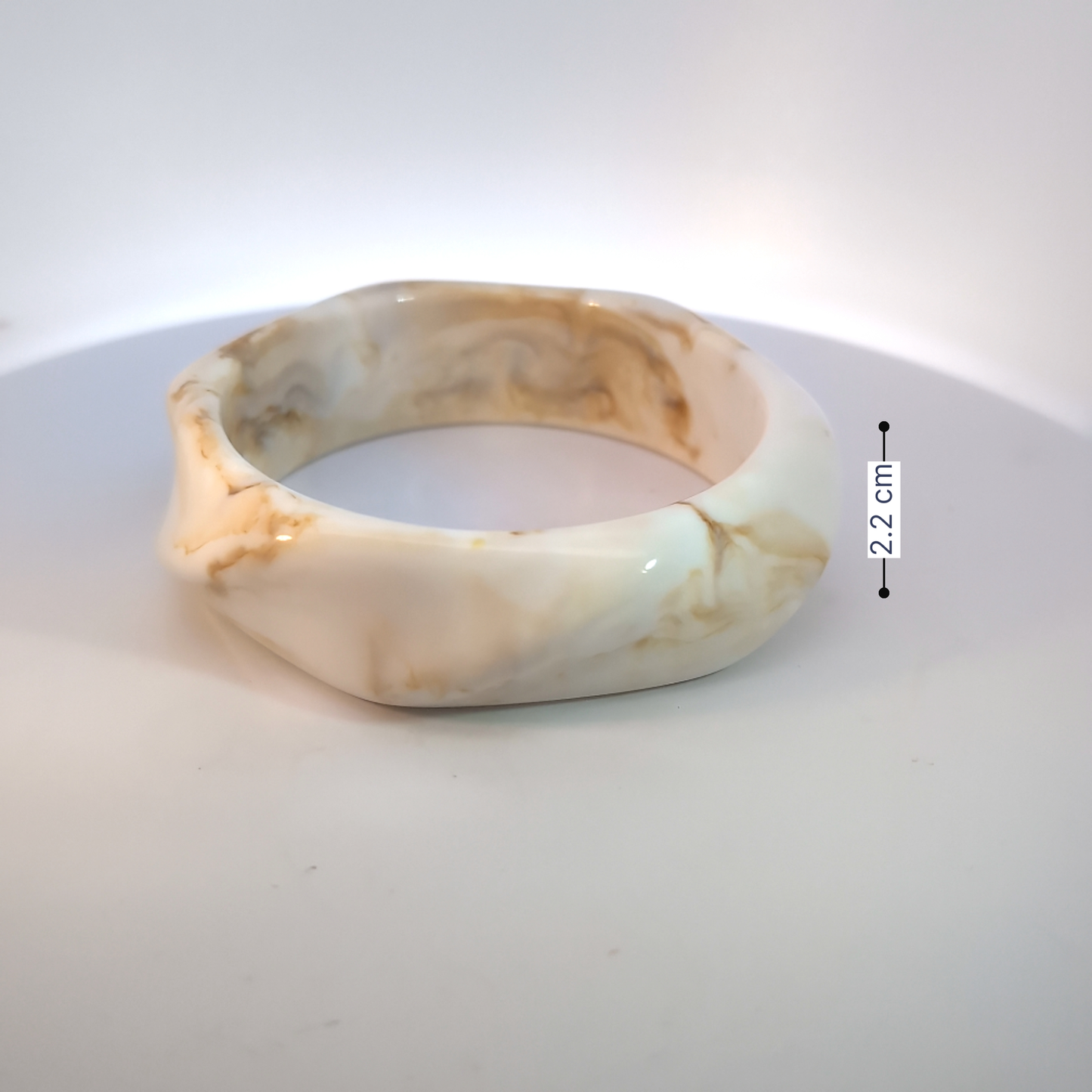 Brede melk witte gemarmerde bangle met draai
