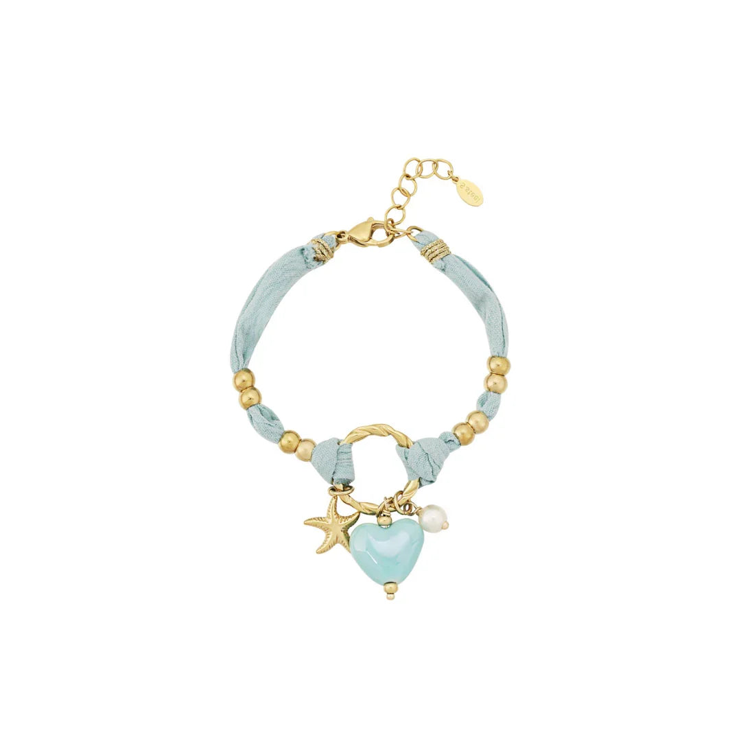 Licht blauwe armband van stof met blauw hart gouden zeester en parelkraaltje - Casa Jadel