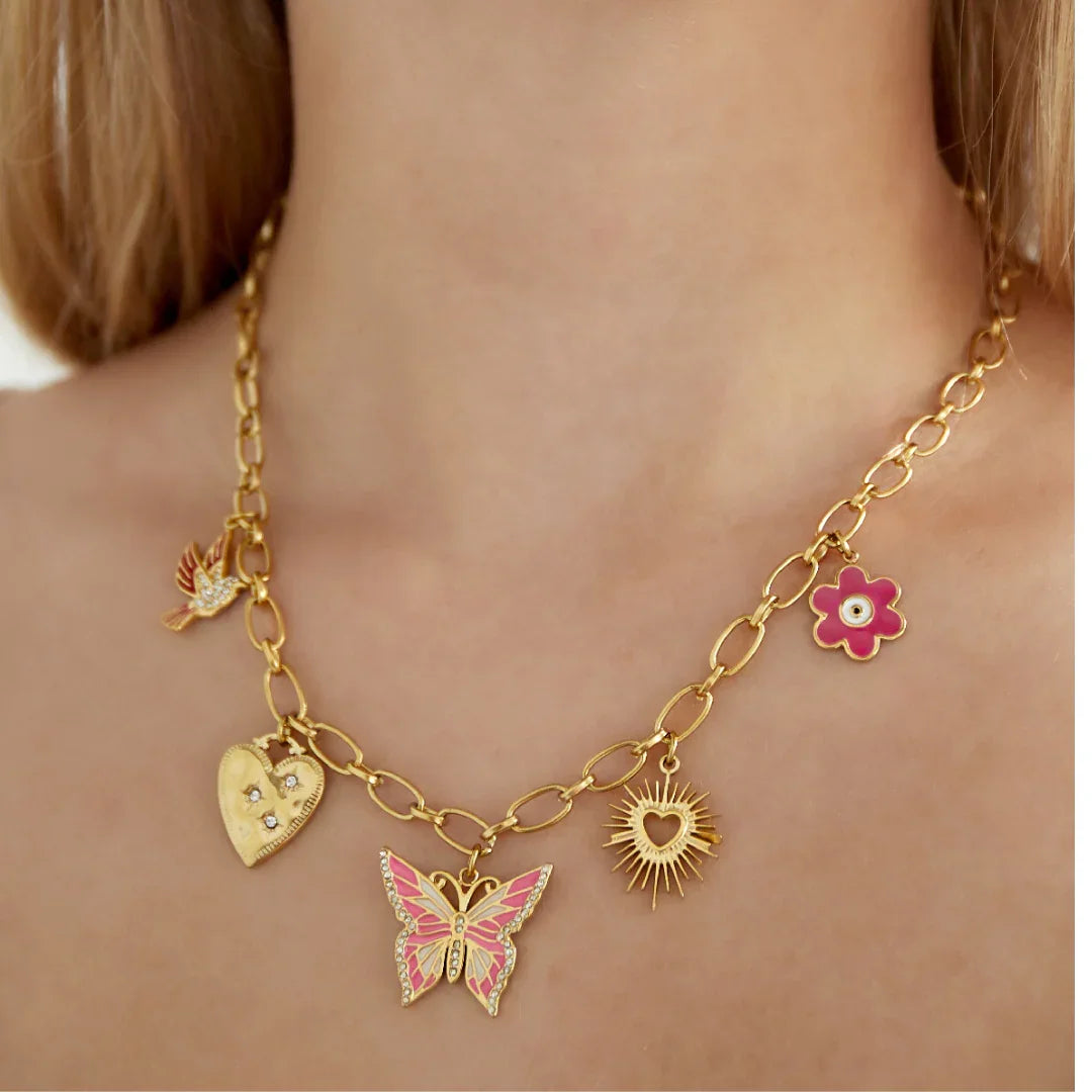 Schakelketting goud met 5 bedels met roze vlinder met strass in het midden - Casa Jadel