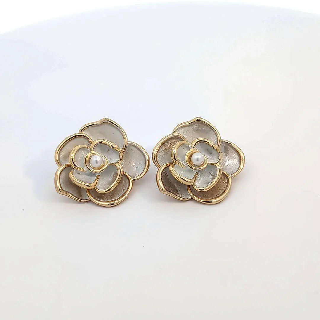 Oorknopjes witte parelmoer bloem met gouden randjes en een imitatie pareltje als hart - Casa Jadel