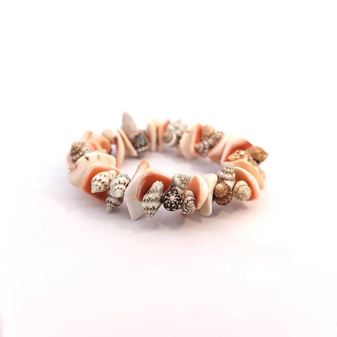 Stretch armband met schelpjes mix overall met zalm kleurige stukjes - Casa Jadel