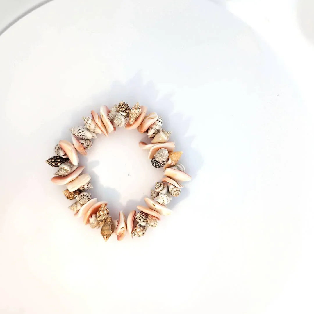 Stretch armband met schelpjes mix overall met zalm kleurige stukjes - Casa Jadel