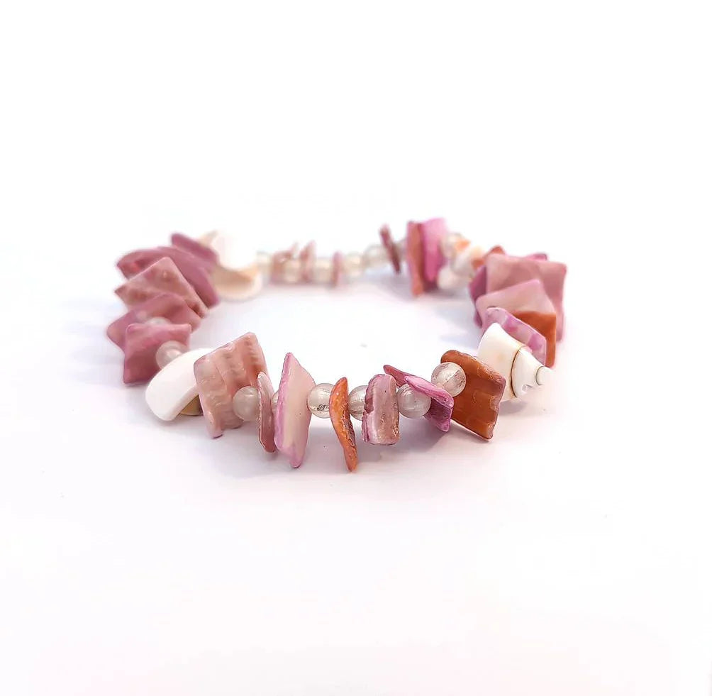 Armband van schelpenstukjes en kraaltje mix met roze zalm kleurige stukjes - Casa Jadel