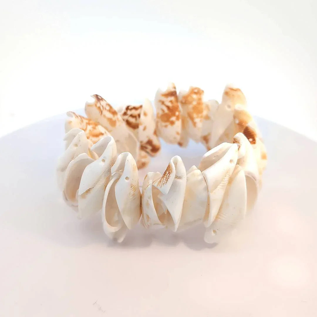 Brede stretch armband met schelpen stukjes in naturel kleur - Casa Jadel