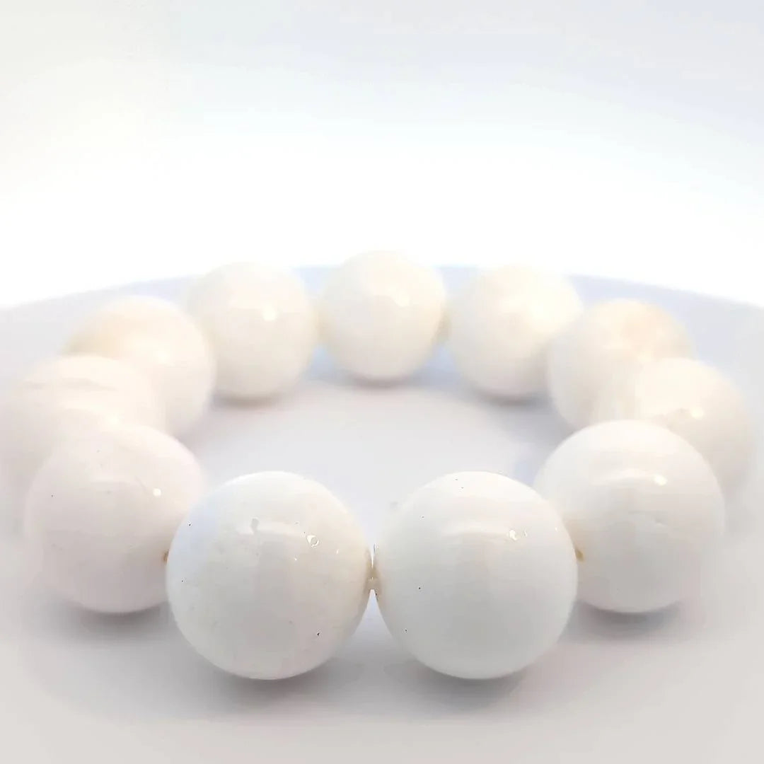Stretch armband met grote witte natuurstenen kralen - Casa Jadel