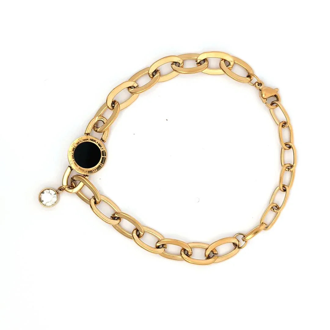 Gouden armband met platte schakel met een loshangende kristal en een zwarte bedel - Casa Jadel