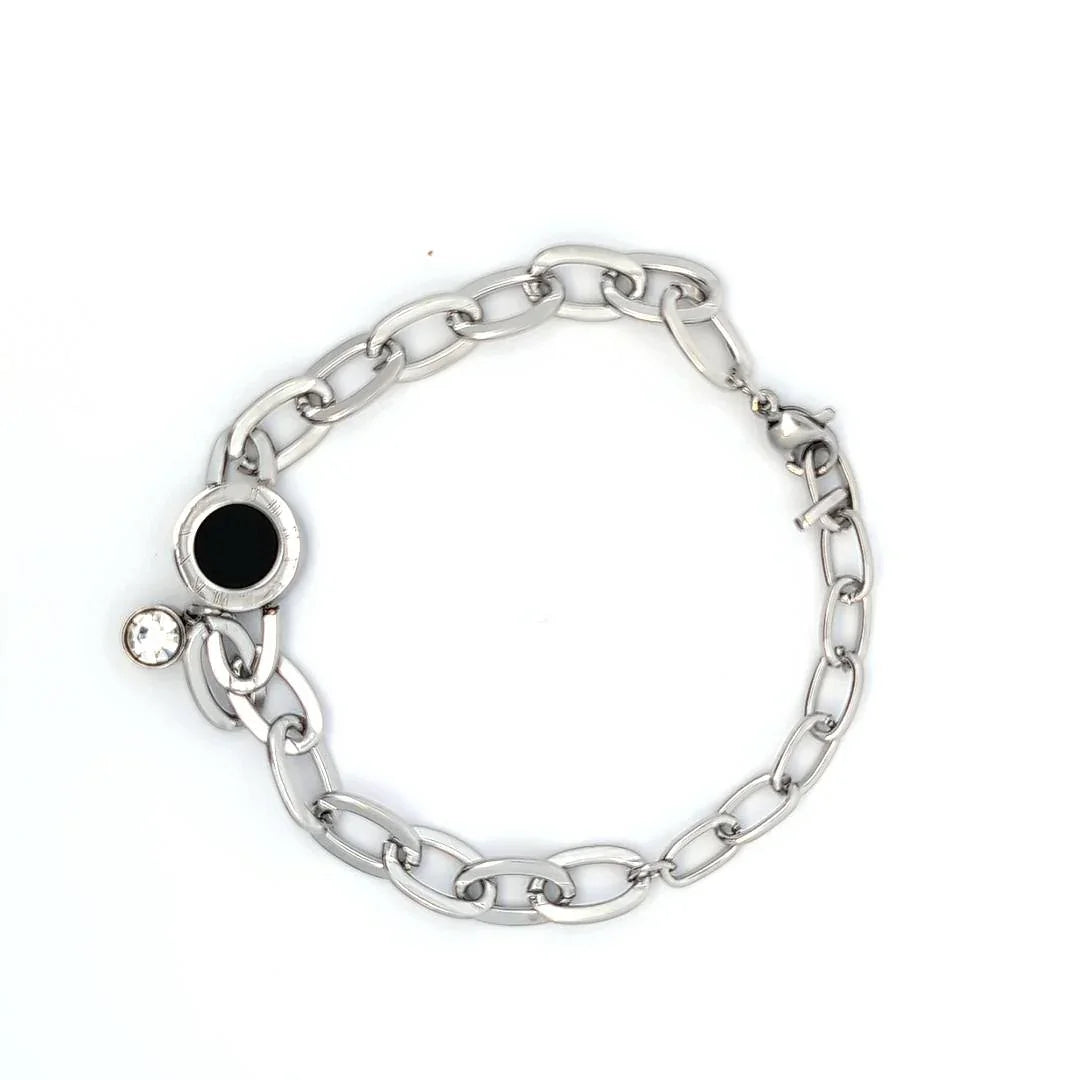 Zilveren armband met platte schakel met een loshangende kristal en een zwarte bedel - Casa Jadel