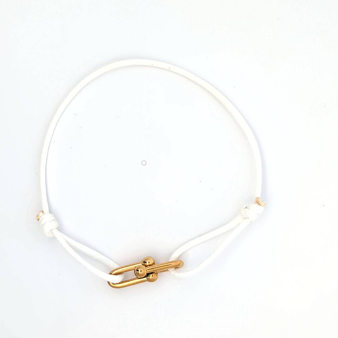 Wit koord armbandje met gouden dubbele bedels