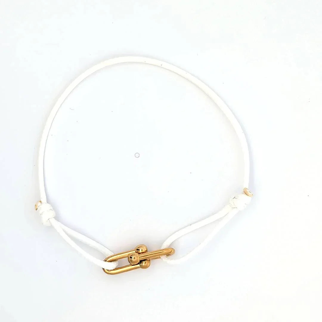 Wit koord armbandje met gouden dubbele bedels - Casa Jadel