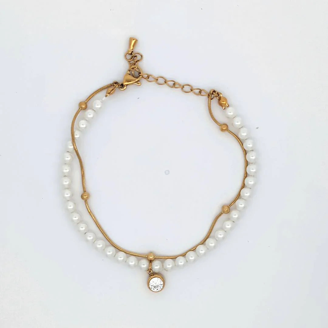 Dubbele gouden armband met fijne en parel kraaltjes en kristallen hanger - Casa Jadel