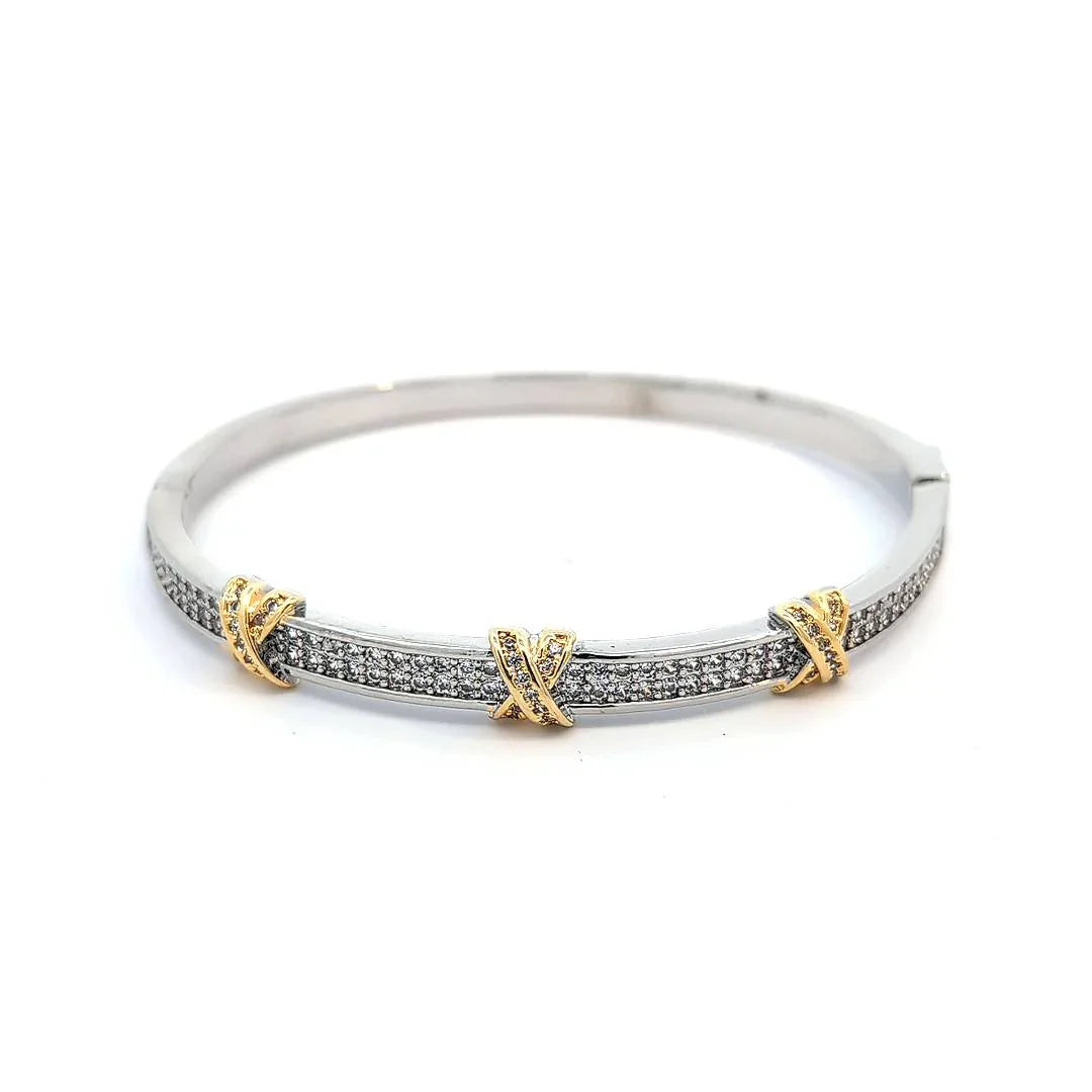 Bangle zilveren armband met goud kleurige kruisjes afgezet met strass - Casa Jadel