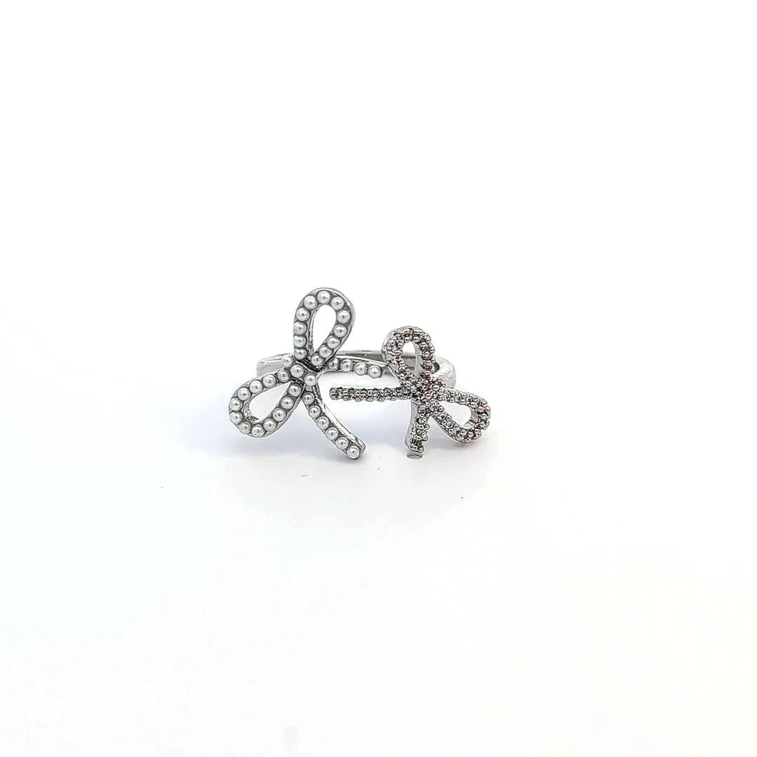 Ring met 2 strikjes afgezet per imitatie pareltjes en strass - Casa Jadel