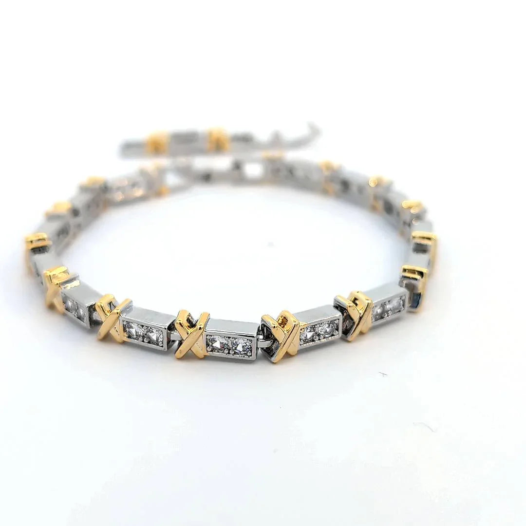 Zilveren armband met goud kleurige kruisjes en afgezet met strass - Casa Jadel