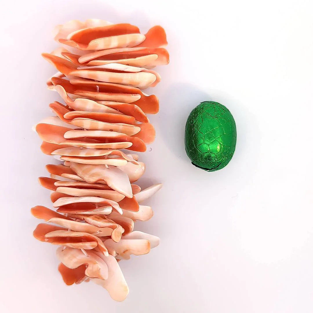 Brede stretch armband brede schelp stukjes in zalm kleur - Casa Jadel