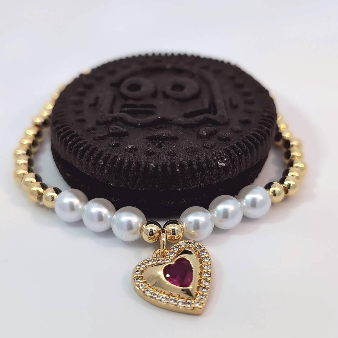 Gouden kralen armband met imitatie parels en een hartje met een rode steen - Casa Jadel