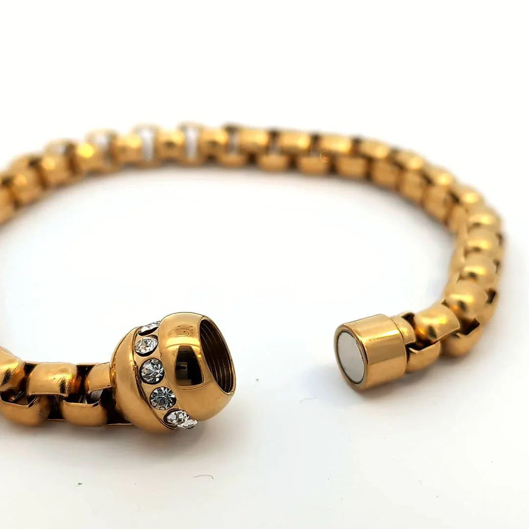 Stevige gouden schakelarmband met zirkonen ingelegde bedel - Casa Jadel