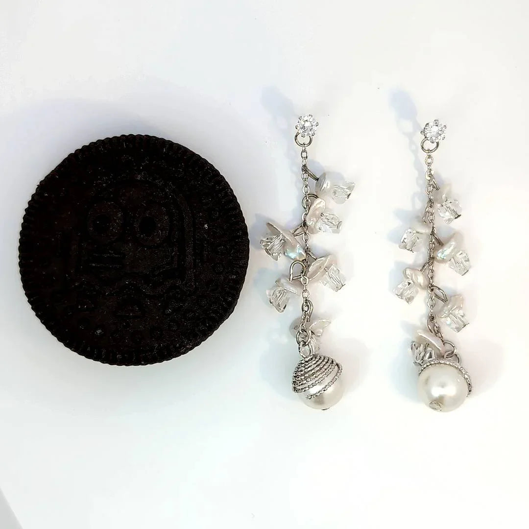 Hangoorbellen zilver met een grote parel en ketting met kralen en imitatie zoetwater pareltjes - Casa Jadel