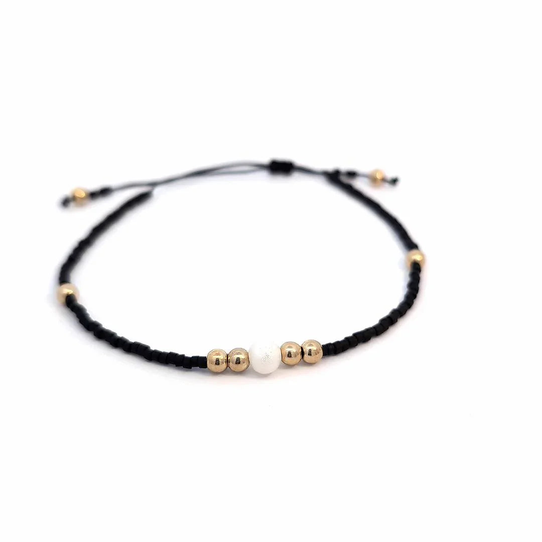 Verstelbare zwarte kleine kraaltjes armband met gouden kraaltjes accent en imitatie parel - Casa Jadel