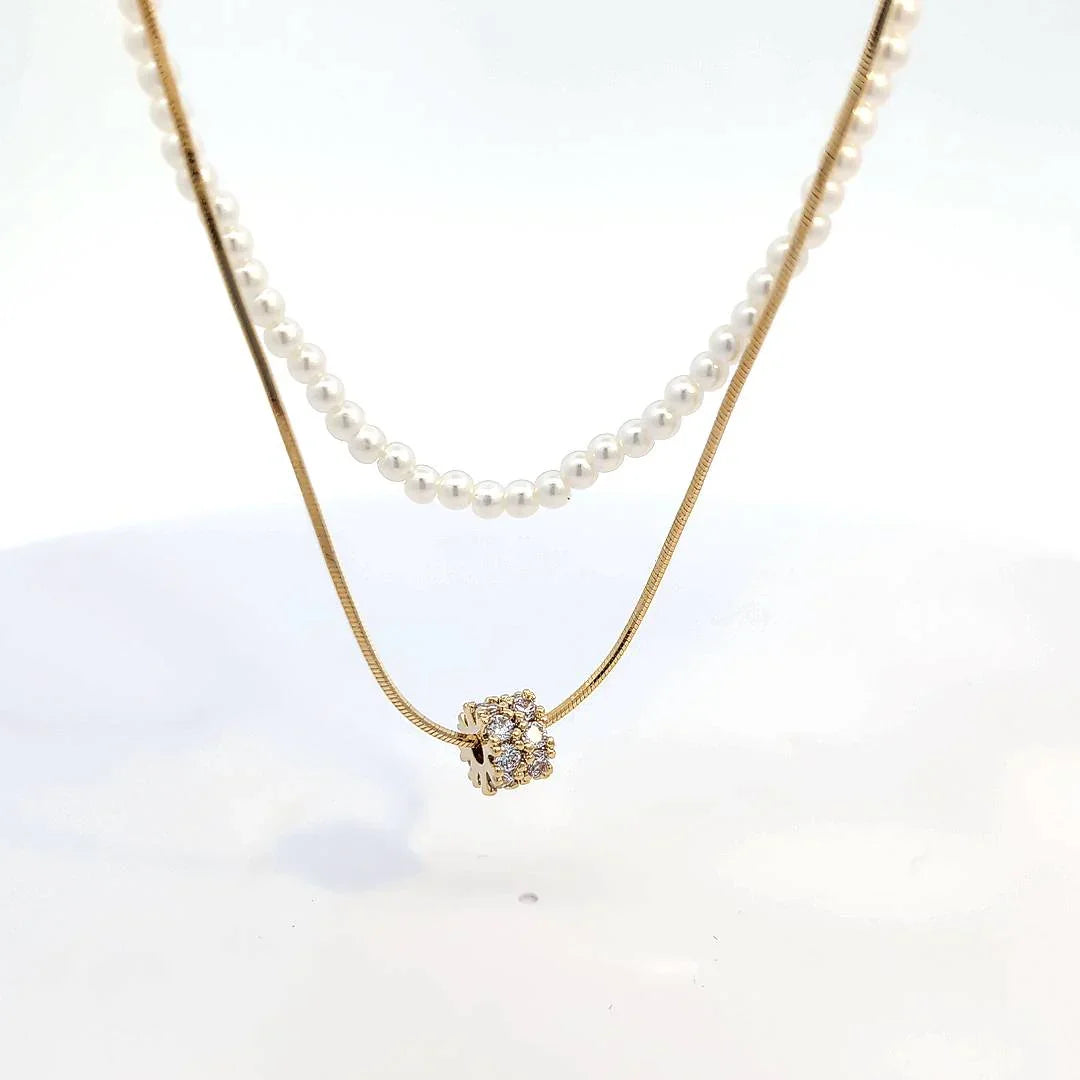 Dubbele gouden ketting met parels en een bedel met strass - Casa Jadel