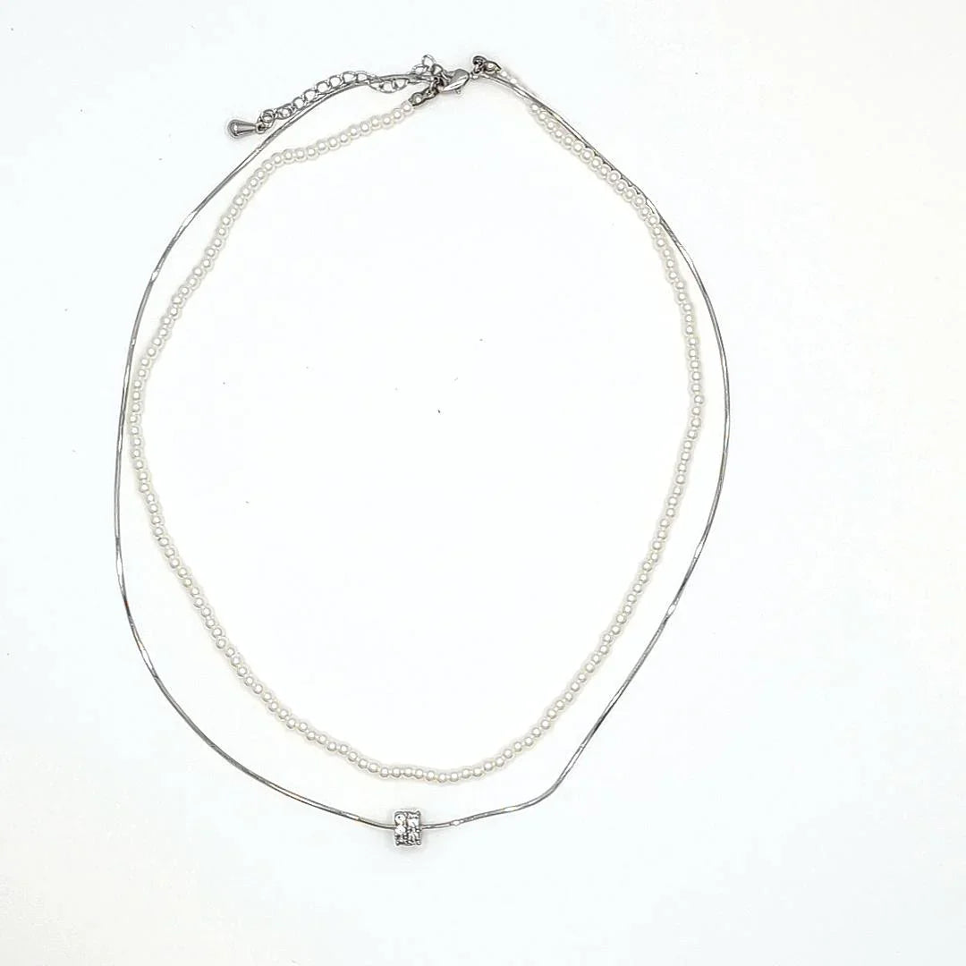 Zilveren dubbele ketting met parels en een bedel met strass - Casa Jadel