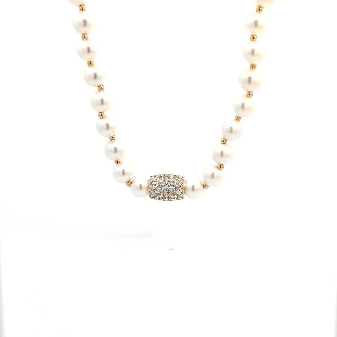 Parel ketting afgewisseld met goudkleurige kraaltjes en een bedel met strass - Casa Jadel