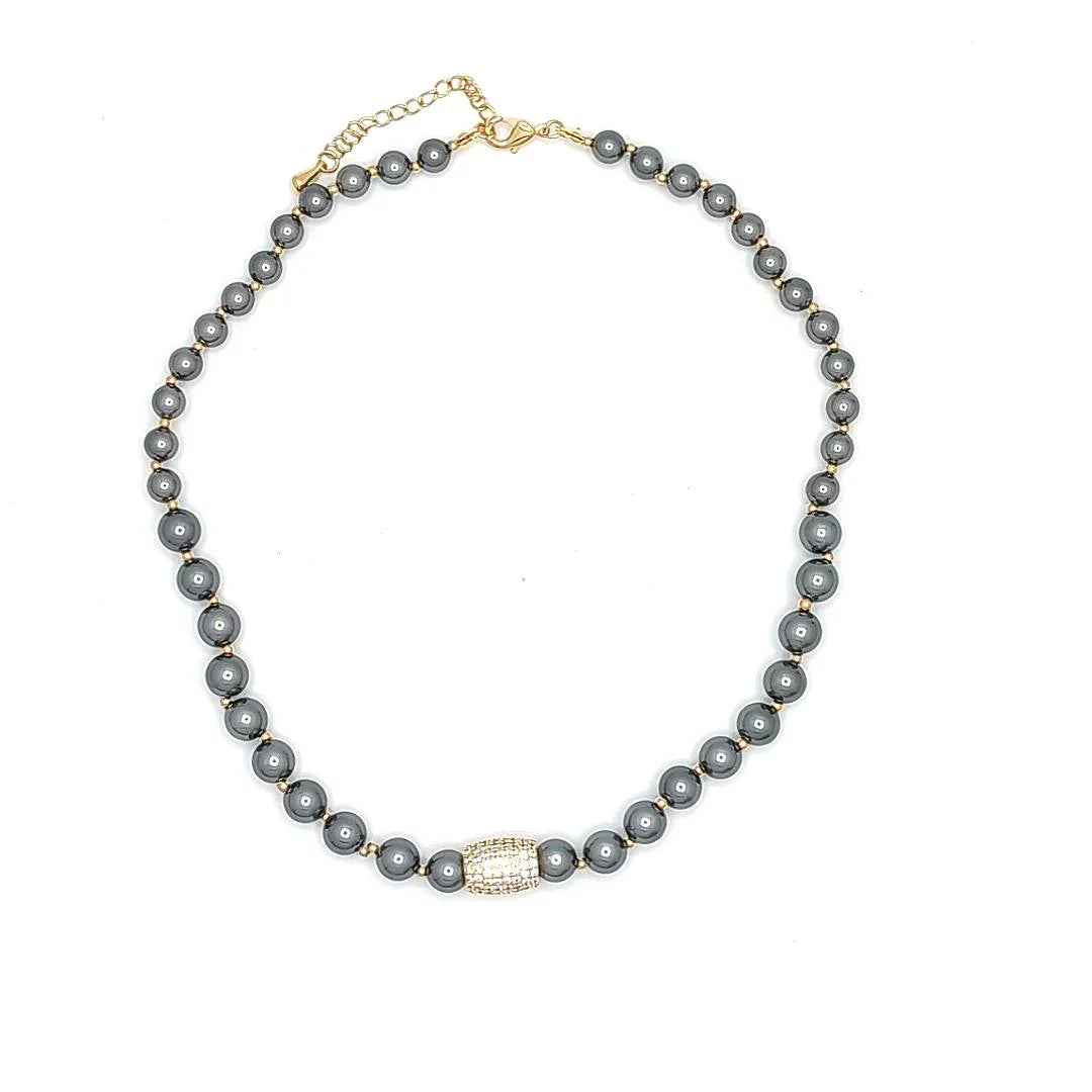 Zilvergrijze parel ketting afgewisseld met goudkleurige kraaltjes en een bedel met strass - Casa Jadel