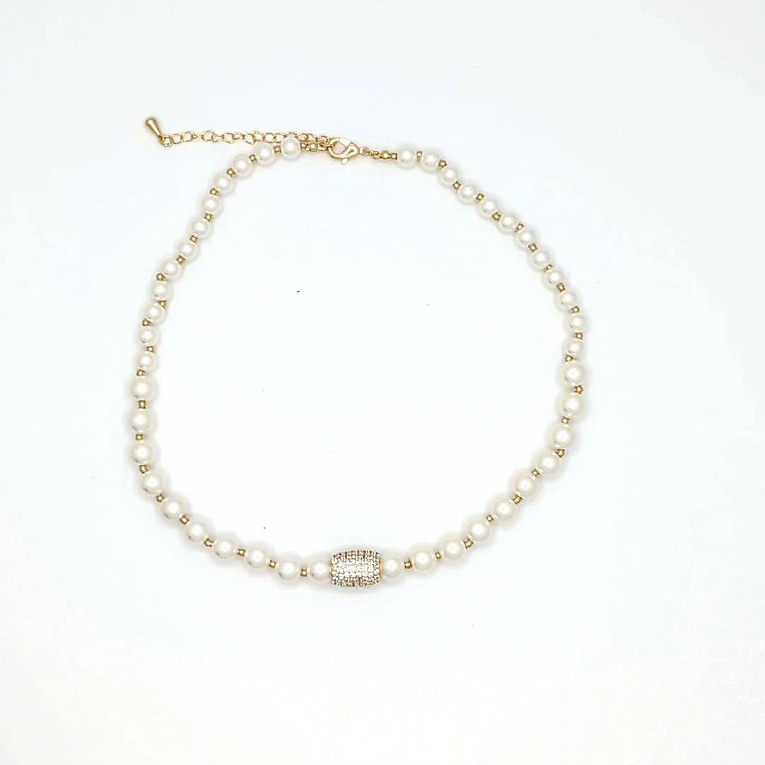 Parel ketting afgewisseld met goudkleurige kraaltjes en een bedel met strass - Casa Jadel