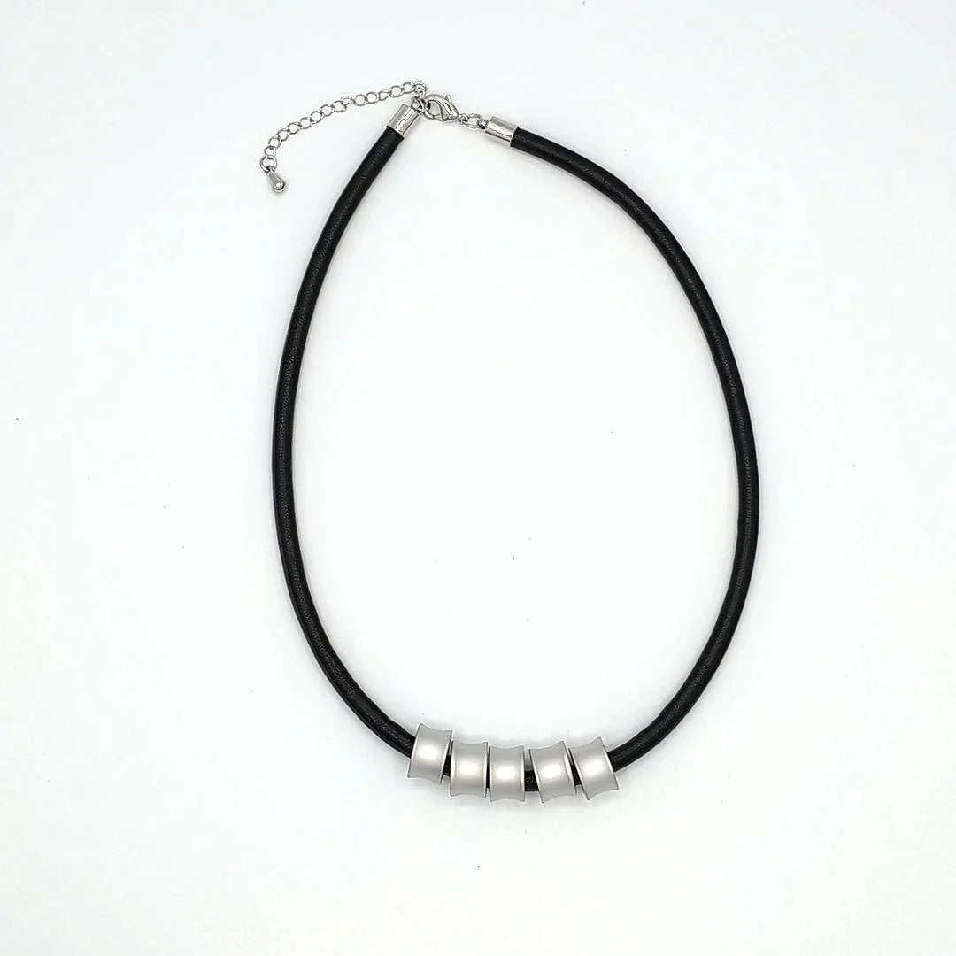 Zacht leather look koord met zilveren bedel ringen - Casa Jadel