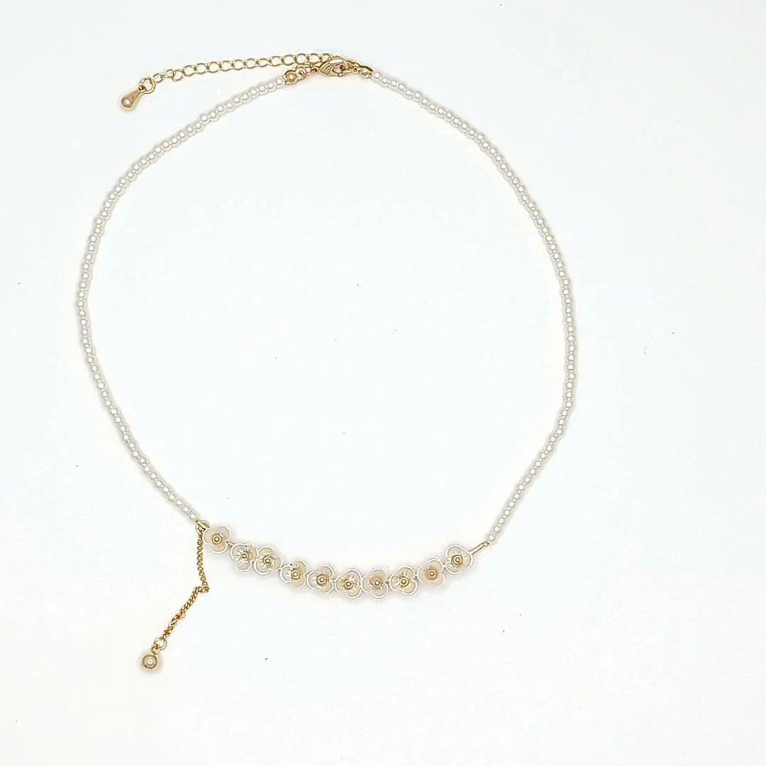 Parelmoer kralen ketting met een stang met parelmoer bloemetjes en een extra hangend kettinkje met een balletje - Casa Jadel