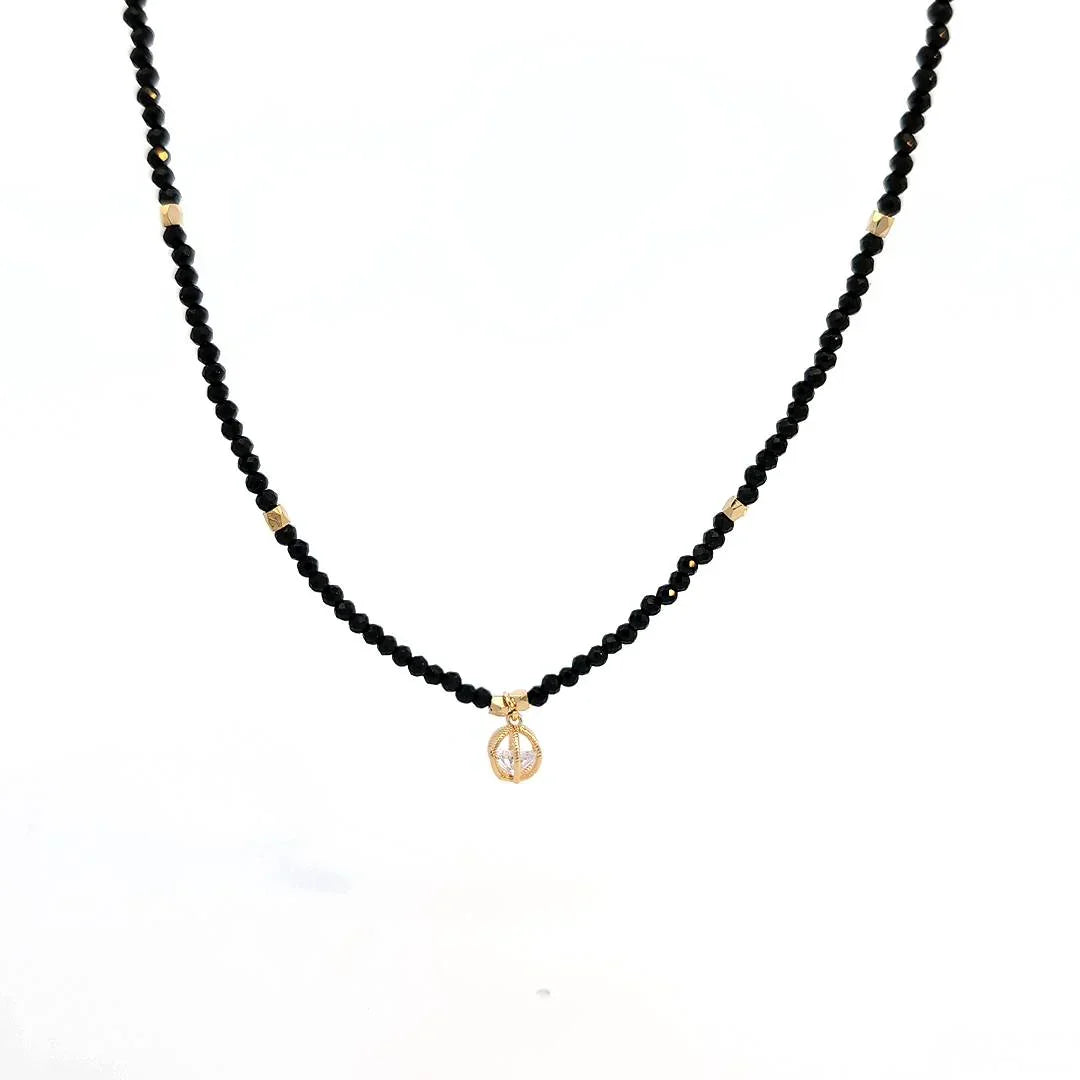 Zwarte kraaltjes ketting met open balletje met een kristal - Casa Jadel