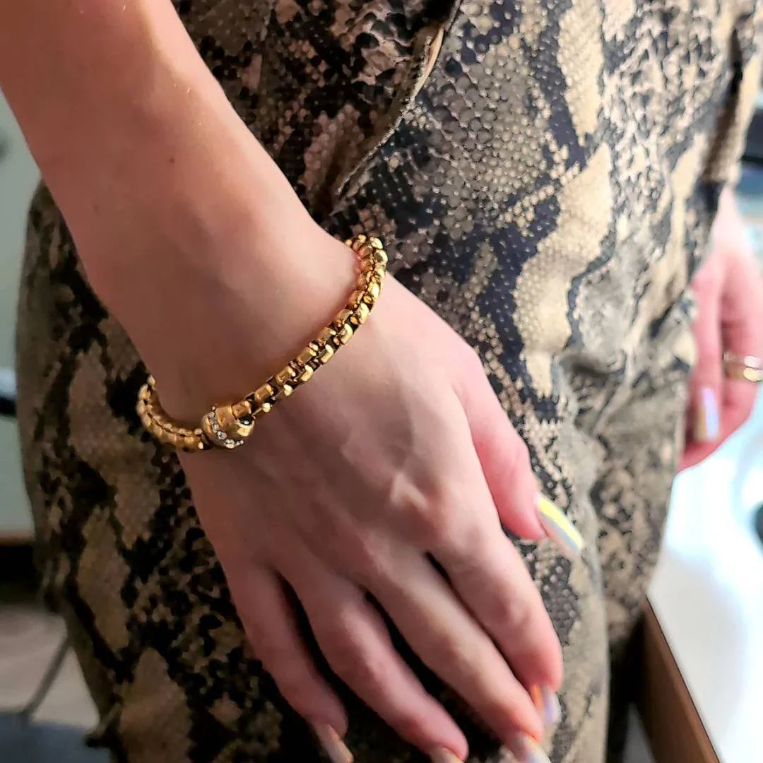 Stevige gouden schakelarmband met zirkonen ingelegde bedel - Casa Jadel
