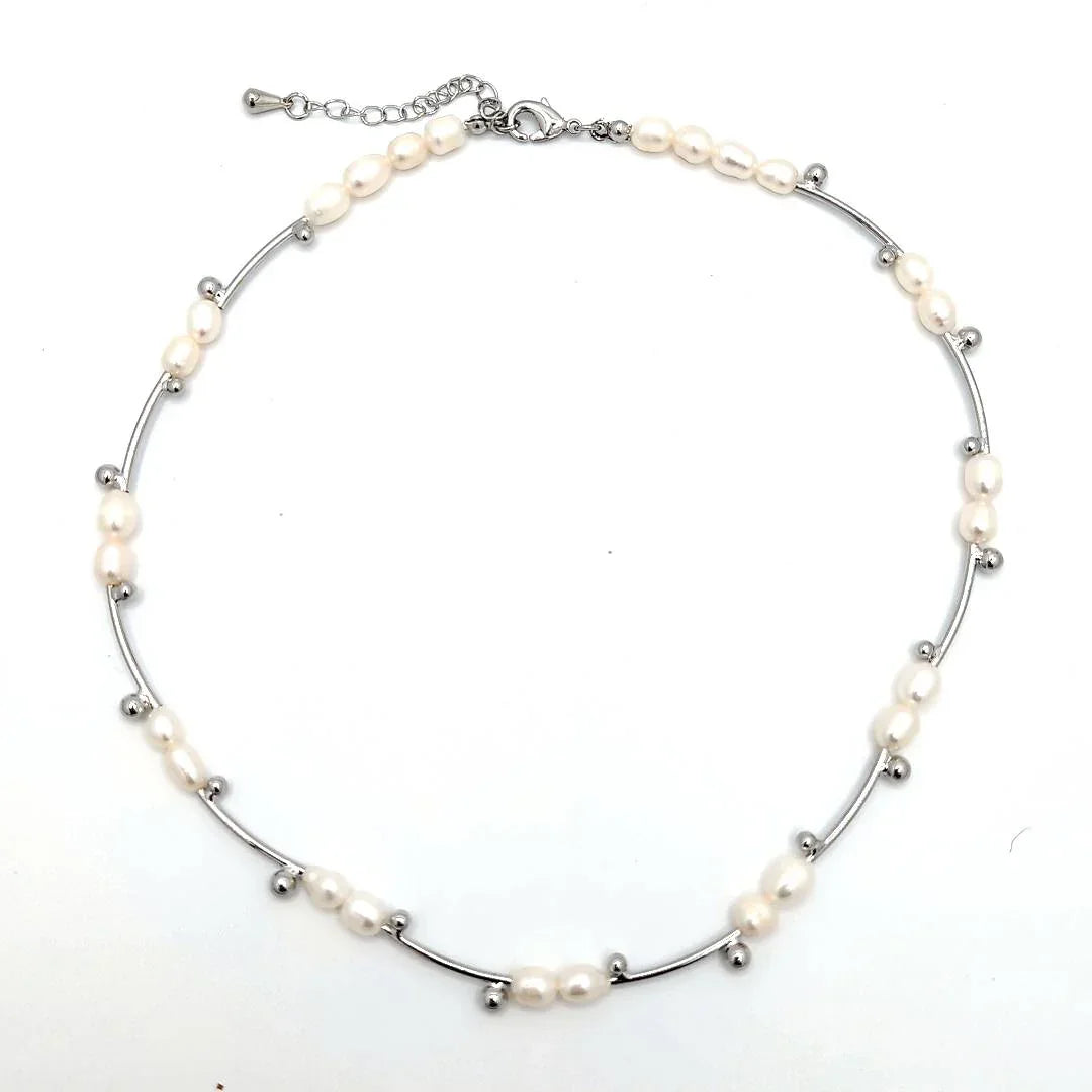 Ketting met afgewisseld zoetwater parels met zilverstaafjes met een knopje - Casa Jadel