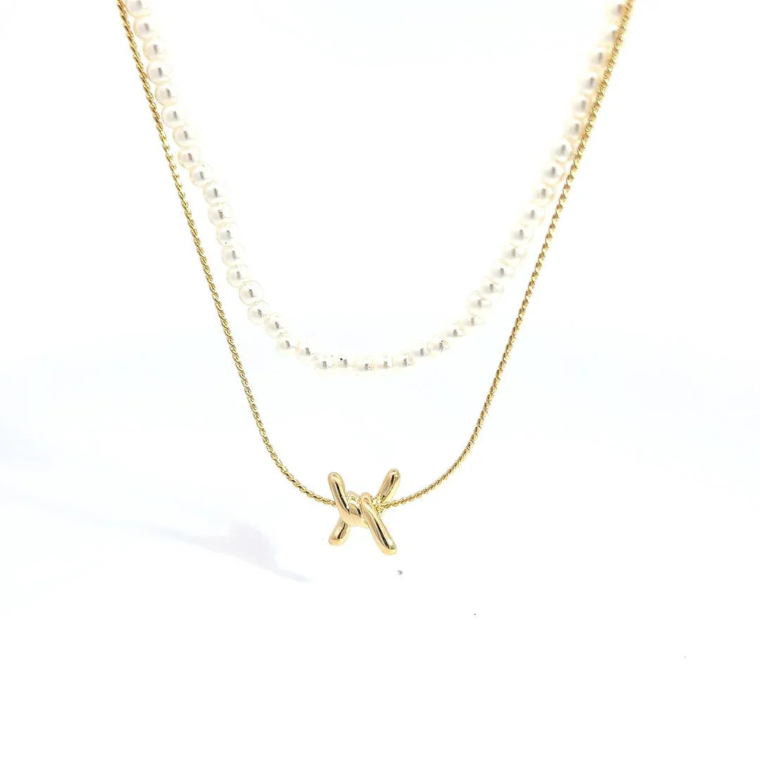 Dubbele gouden ketting met parelmoer kraaltjes en prikkeldraad detail - Casa Jadel