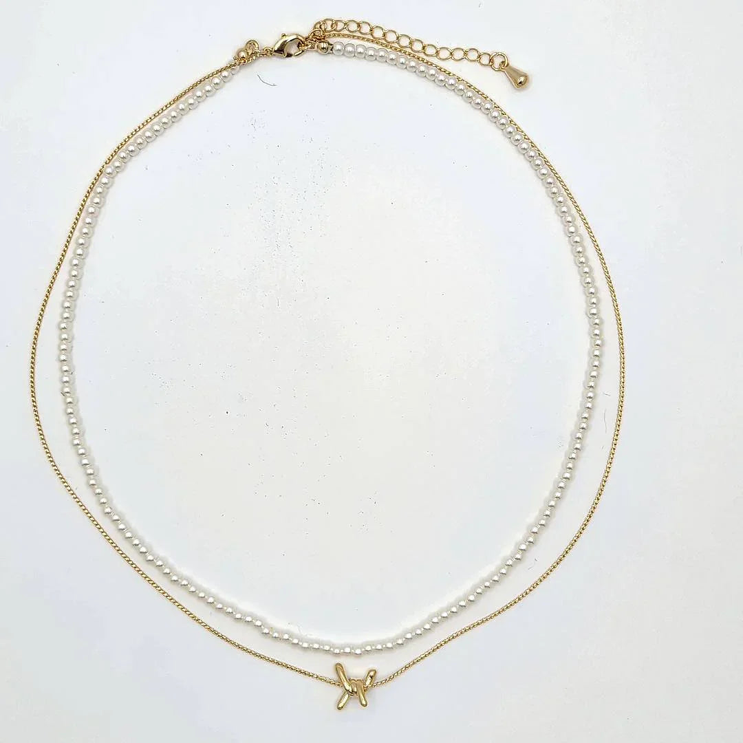 Dubbele gouden ketting met parelmoer kraaltjes en prikkeldraad detail - Casa Jadel
