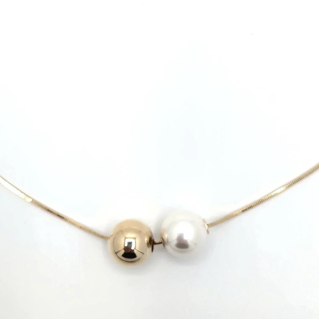 Dunne gouden ketting met witte en parelmoer kleurige bal - Casa Jadel