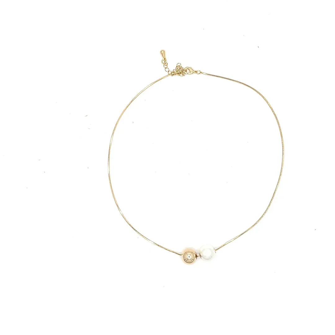 Dunne gouden ketting met witte en parelmoer kleurige bal - Casa Jadel