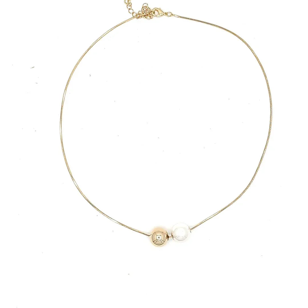 Dunne gouden ketting met witte en parelmoer kleurige bal - Casa Jadel