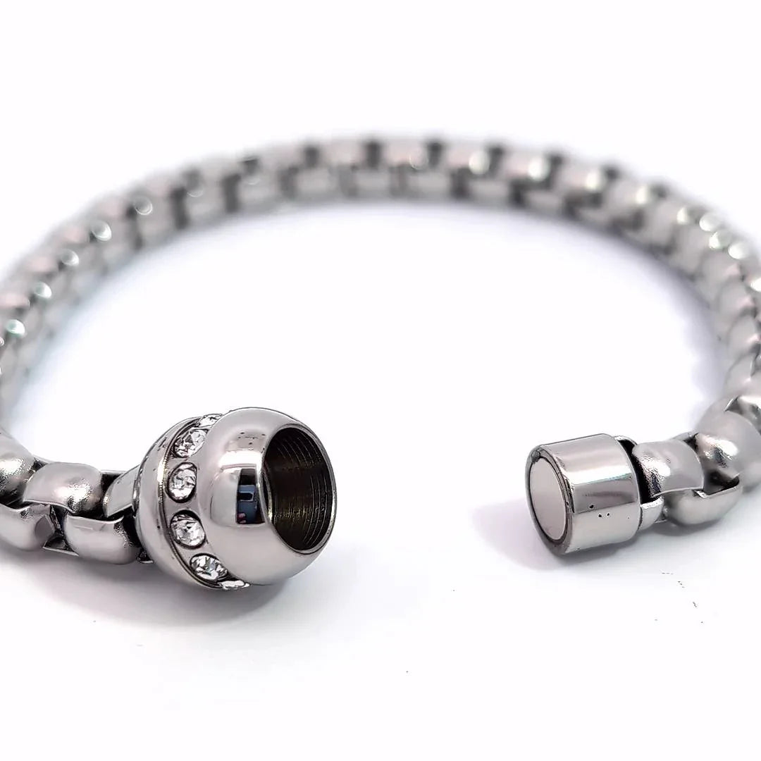 Stevige zilveren schakel armband met zirkonen ingelegde bedel - Casa Jadel