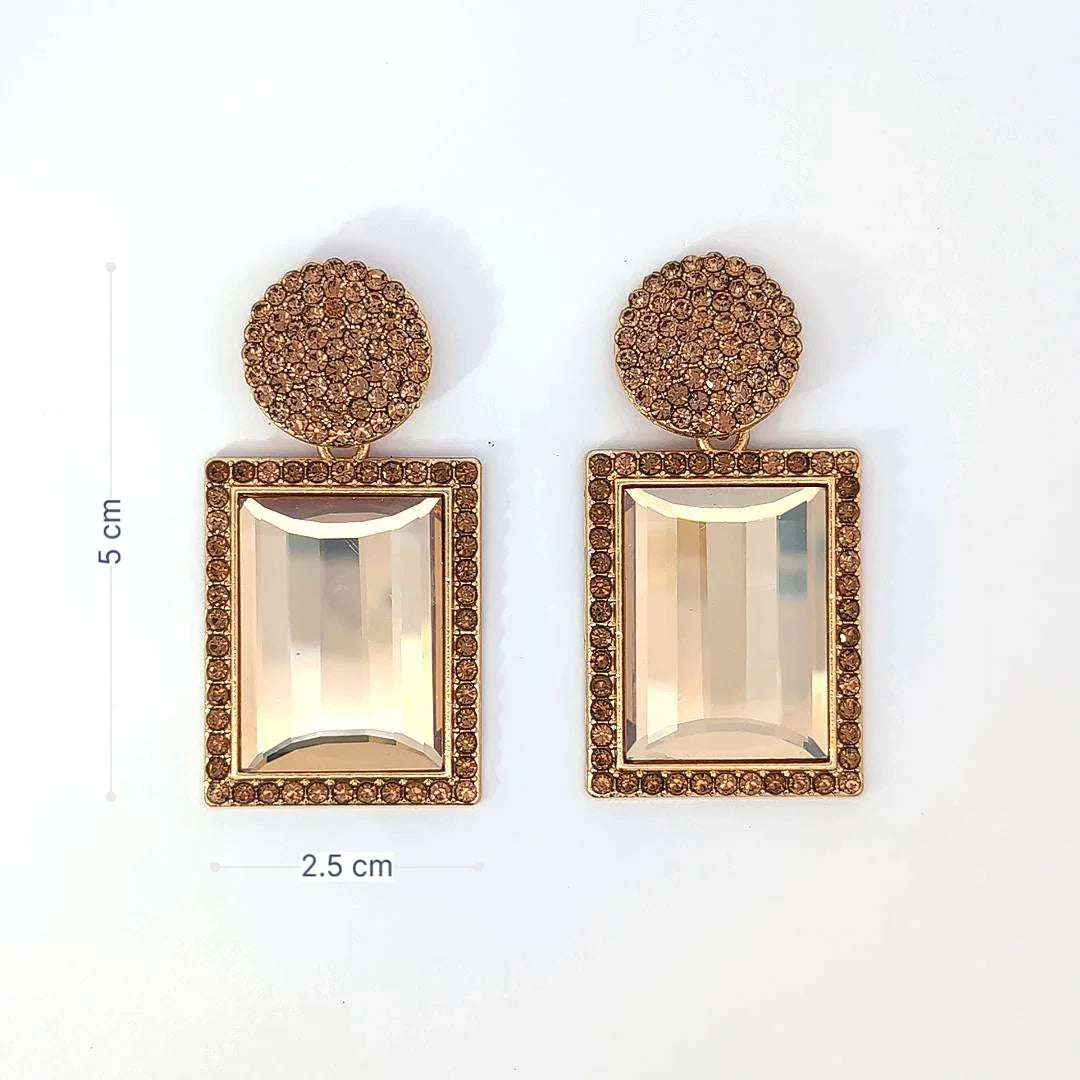 Oorknopjes met hanger een rond vlak en een spiegelde rechthoek afgezet met goud kleurige strass - Casa Jadel