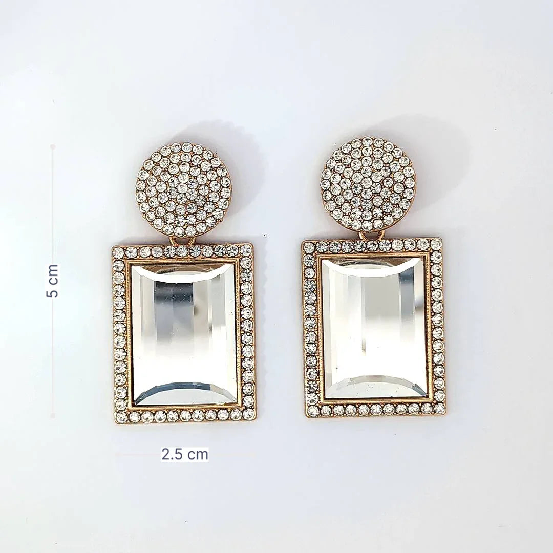 Oorknopjes met hanger een rond vlak en een champagne kleurige spiegelde rechthoek afgezet met strass - Casa Jadel